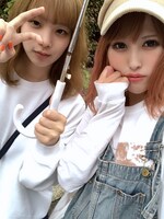 左から希（G）、椎名ちゃん（Vo, G）。