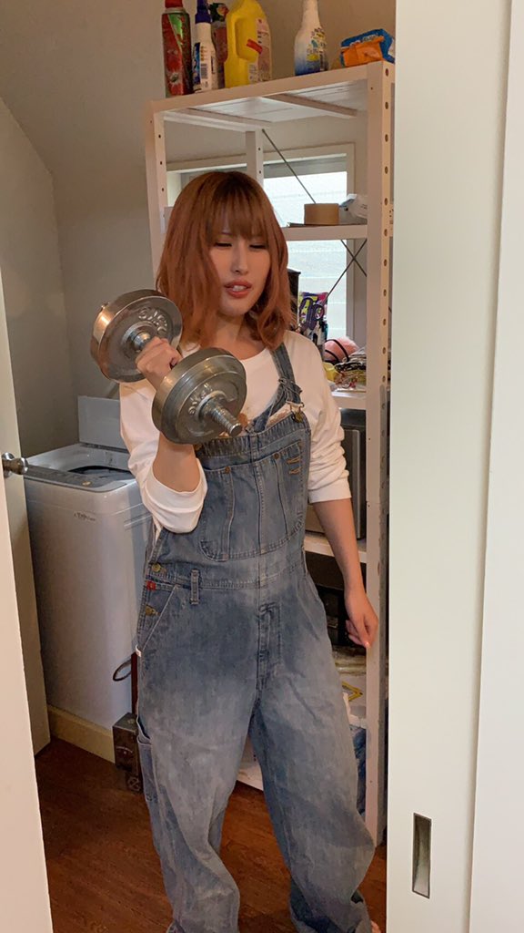 夏のライブに向けて筋トレをする椎名ちゃん（Vo, G）。