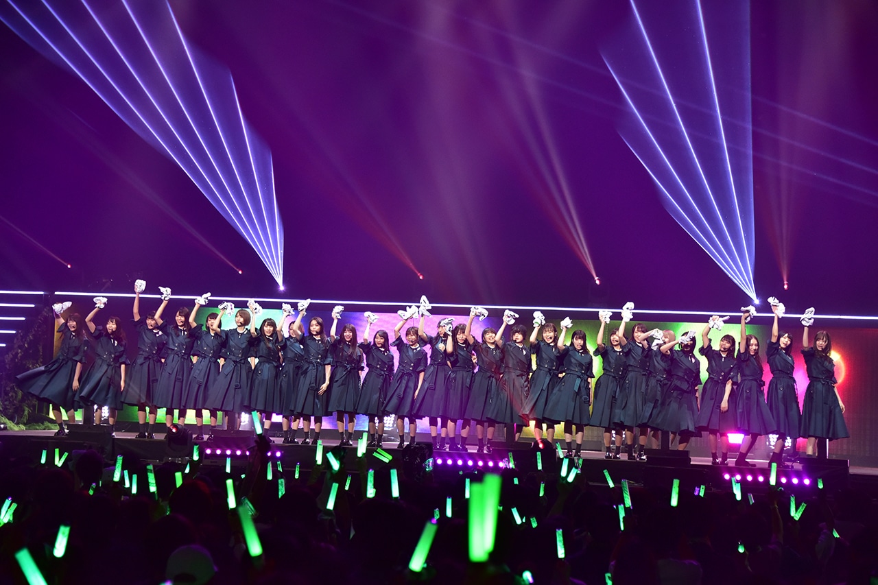 人気画像8位は「欅坂46、デビュー3周年ライブで武道館に立つ！ユニット曲なしの怒涛のパフォーマンス」より、「欅坂46 3rd YEAR ANNIVERSARY LIVE」東京・日本武道館公演の様子。