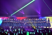 人気画像10位は「欅坂46、デビュー3周年ライブで武道館に立つ！ユニット曲なしの怒涛のパフォーマンス」より、「欅坂46 3rd YEAR ANNIVERSARY LIVE」東京・日本武道館公演の様子。