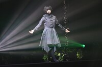 人気画像9位は「欅坂46、デビュー3周年ライブで武道館に立つ！ユニット曲なしの怒涛のパフォーマンス」より、平手友梨奈。