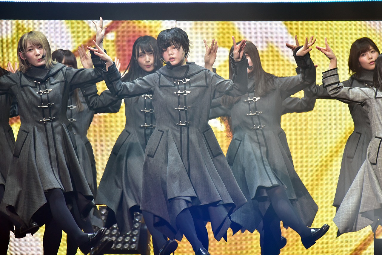 人気画像3位は「欅坂46、デビュー3周年ライブで武道館に立つ！ユニット曲なしの怒涛のパフォーマンス」より、「欅坂46 3rd YEAR ANNIVERSARY LIVE」東京・日本武道館公演の様子。
