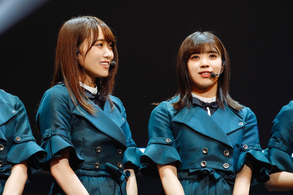 人気画像6位は「欅坂46、デビュー3周年ライブで武道館に立つ！ユニット曲なしの怒涛のパフォーマンス」より、左から菅井友香、小林由依。（撮影：上山陽介）