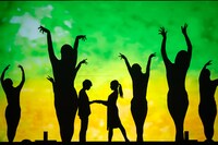 ダンサーによる“影絵ダンス”の様子。（撮影：上山陽介）