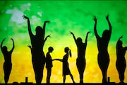 ダンサーによる“影絵ダンス”の様子。(撮影:上山陽介)