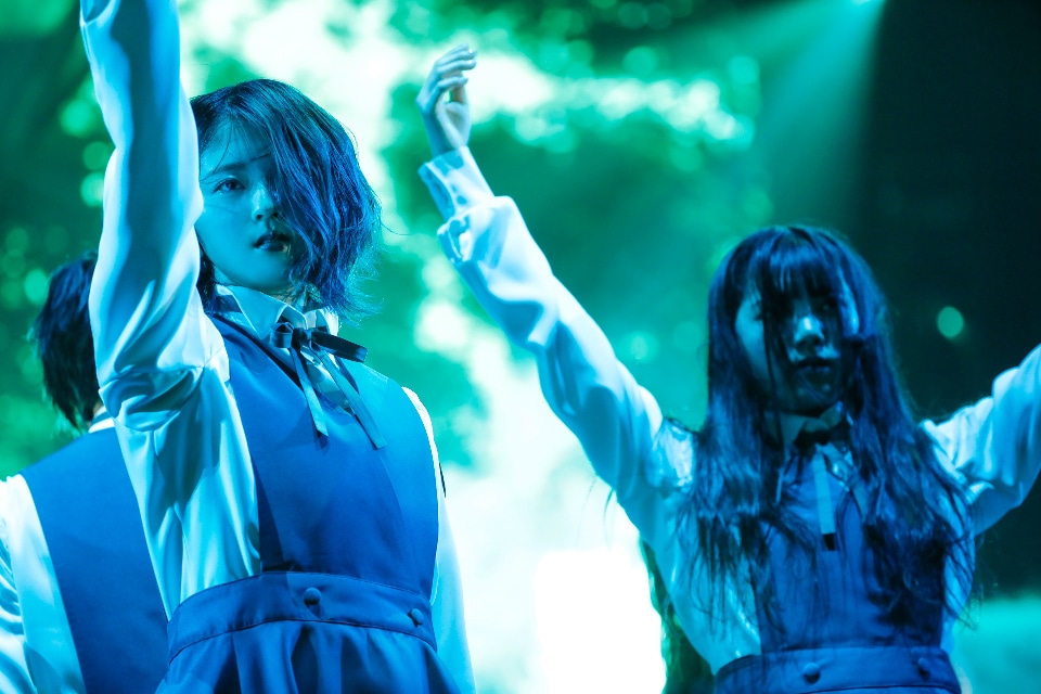 人気画像7位は「欅坂46、デビュー3周年ライブで武道館に立つ！ユニット曲なしの怒涛のパフォーマンス」より、「欅坂46 3rd YEAR ANNIVERSARY LIVE」東京・日本武道館公演の様子。（撮影：上山陽介）