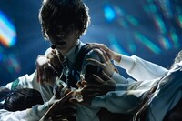 人気画像4位は「欅坂46、デビュー3周年ライブで武道館に立つ！ユニット曲なしの怒涛のパフォーマンス」より、平手友梨奈。（撮影：上山陽介）