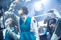 人気画像5位は「欅坂46、デビュー3周年ライブで武道館に立つ！ユニット曲なしの怒涛のパフォーマンス」より、平手友梨奈（中央）。（撮影：上山陽介）