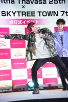 ハリウッドザコシショウのモノマネを披露する中務裕太。