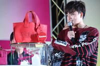 母・メアリーにバッグを選ぶ白濱亜嵐。