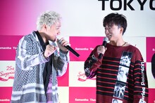 熱弁をふるう小森隼（左）とそれを聞く白濱亜嵐（右）。