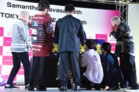 パネルにサインを書くGENERATIONS from EXILE TRIBE。