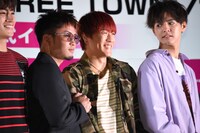 中務裕太（右から2番目）にぎゅっと寄り添う数原龍友（左から2番目）。