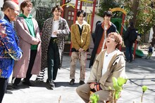 催眠にかかったユーキ（手前）と、彼を見つめるメンバー。