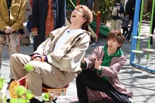 催眠にかかったユーキ（左）と、ユーキが転ばないように後ろに回るリョウガ（右）。