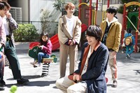 遊具で楽しそうに遊ぶタカシ（手前）。