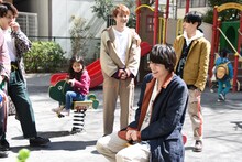 遊具で楽しそうに遊ぶタカシ（手前）。