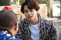 催眠術を学ぶタクヤ（奥）。