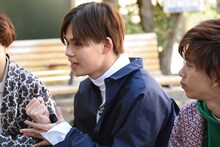 催眠術を学ぶカイ。