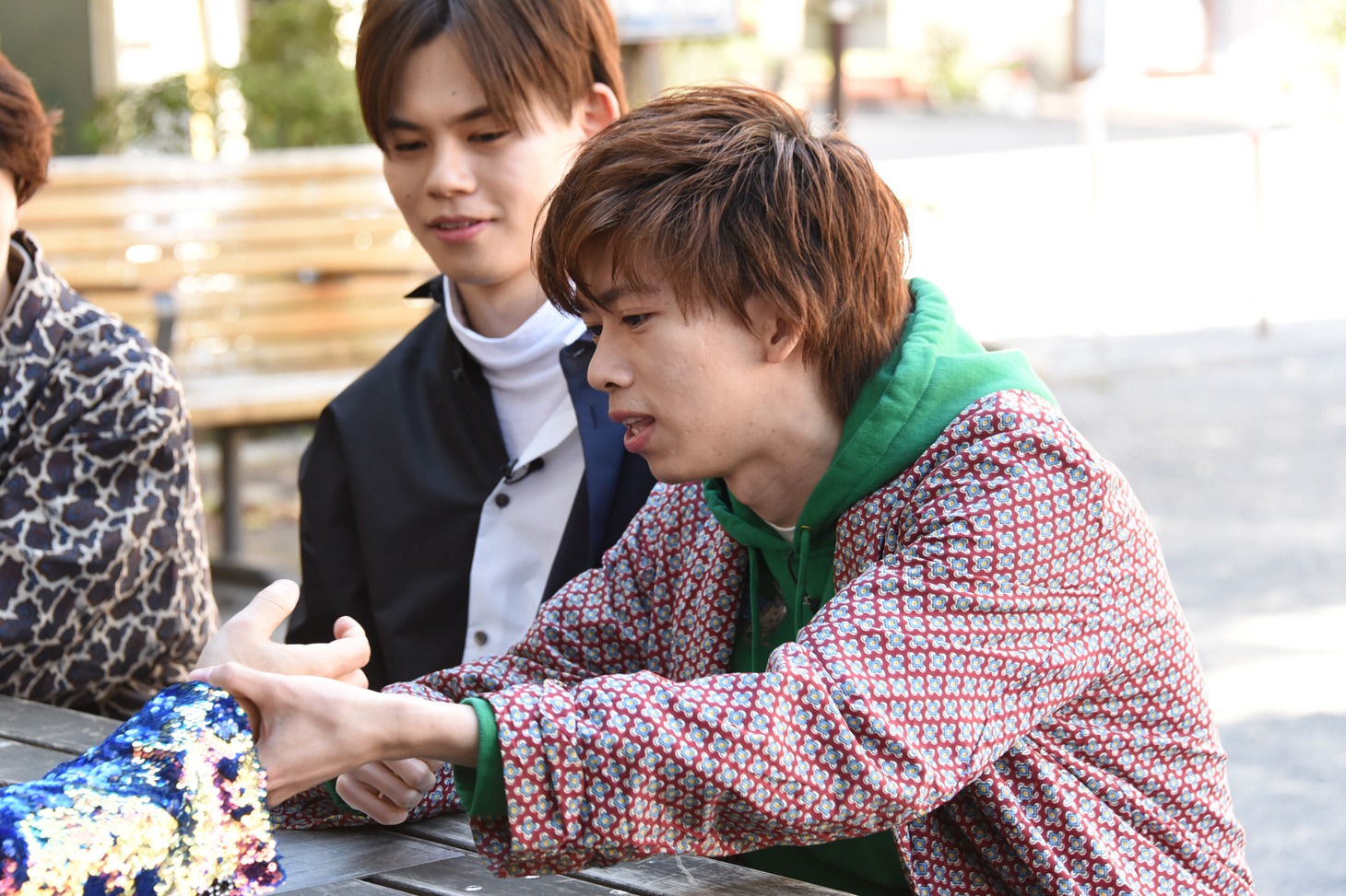 催眠術を学ぶリョウガ（右）。