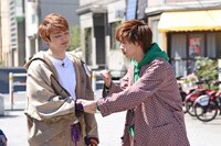 ユーキ（左）に催眠をかけるリョウガ（右）。