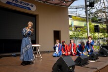 夏まゆみの話を正座で聞くCUBERS。（撮影：牛島康介）