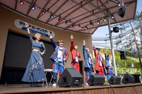 聖火ダンスを踊る夏まゆみ（左）とCUBERS。（撮影：牛島康介）