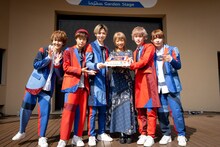 CUBERSと夏まゆみ（右から3番目）。（撮影：牛島康介）