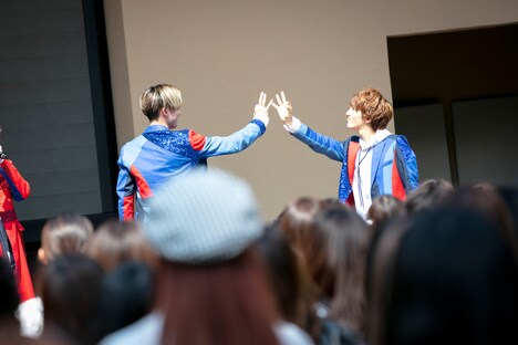 左からTAKA、末吉9太郎。(撮影:牛島康介)