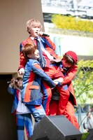 春斗を持ち上げる綾介（左）と優（右）。（撮影：牛島康介）