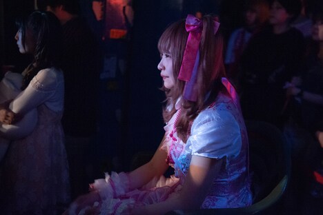 特等席でライブを見守る咎憐无。（撮影：関上貴也）