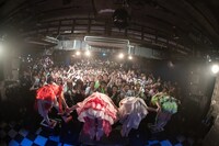 4人体制での最後の挨拶をするぜんぶ君のせいだ。。（撮影：関上貴也）