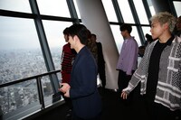 東京スカイツリーの展望台から都内を見渡すGENERATIONS from EXILE TRIBE。（写真提供：Samantha Thavasa 25th アニバーサリーPR事務局）