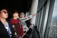 左から数原龍友、白濱亜嵐、小森隼。（写真提供：Samantha Thavasa 25th アニバーサリーPR事務局）