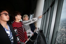 左から数原龍友、白濱亜嵐、小森隼。（写真提供：Samantha Thavasa 25th アニバーサリーPR事務局）