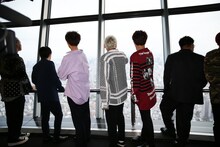 東京スカイツリーの展望台から都内を見渡すGENERATIONS from EXILE TRIBE。（写真提供：Samantha Thavasa 25th アニバーサリーPR事務局）