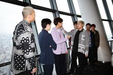 東京スカイツリーの展望台から都内を見渡すGENERATIONS from EXILE TRIBE。（写真提供：Samantha Thavasa 25th アニバーサリーPR事務局）
