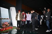 ガラス床の上に恐る恐る足を踏み入れるGENERATIONS from EXILE TRIBE。（写真提供：Samantha Thavasa 25th アニバーサリーPR事務局）