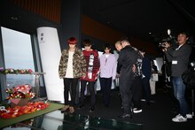 ガラス床の上に恐る恐る足を踏み入れるGENERATIONS from EXILE TRIBE。（写真提供：Samantha Thavasa 25th アニバーサリーPR事務局）