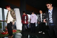 ガラス床の上に恐る恐る足を踏み入れるGENERATIONS from EXILE TRIBE。（写真提供：Samantha Thavasa 25th アニバーサリーPR事務局）