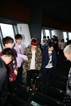 ガラス床から東京スカイツリーのふもとを見るGENERATIONS from EXILE TRIBE。（写真提供：Samantha Thavasa 25th アニバーサリーPR事務局）