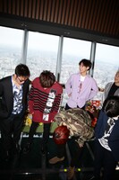 ガラス床から東京スカイツリーのふもとを見るGENERATIONS from EXILE TRIBE。（写真提供：Samantha Thavasa 25th アニバーサリーPR事務局）