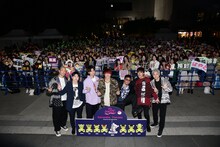 ファンをバックに記念撮影をするGENERATIONS from EXILE TRIBE。（写真提供：Samantha Thavasa 25th アニバーサリーPR事務局）