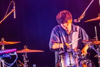 サポートドラマーの高浦充孝。（撮影：中山優司）