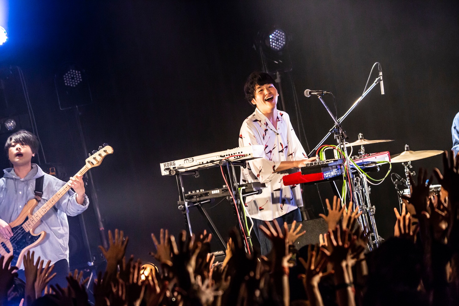 左から高野賢也（B, Cho）、長谷川大喜（Key, Cho）。（撮影：中山優司）