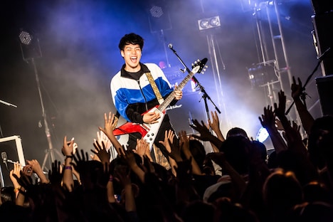 田辺由明（G, Cho）（撮影：中山優司）