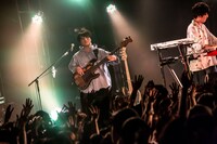 左から高野賢也（B, Cho）、長谷川大喜（Key, Cho）。（撮影：中山優司）