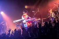 左から長谷川大喜（Key, Cho）、サポートドラマーの高浦充孝。（撮影：中山優司）