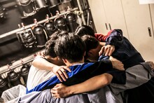 円陣を組むマカロニえんぴつ。（撮影：中山優司）