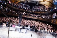 ONE OK ROCK「ONE OK ROCK 2013 “Who are you??Who are we??” TOUR」 2013年10月23日　フランス・Le Trianon（写真提供：橋本塁 [SOUND SHOOTER]）